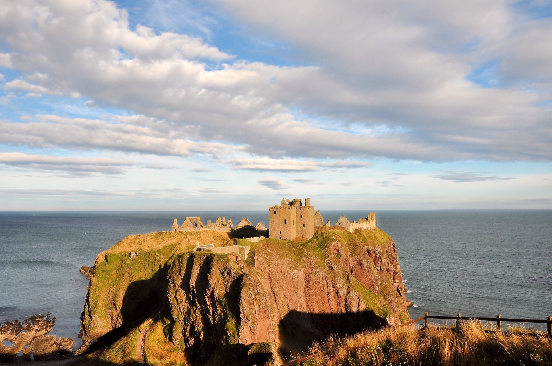 Dunnottar Castle, Stonehaven (Photo license: CC BY-SA 2.0)